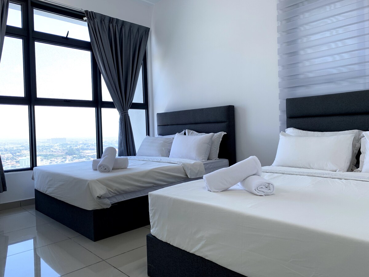 ...Cómodas dos camas tamaño queen... 
...Hermosa vista de la ciudad...
... Aireacondicionado...
...Wifi...
...Toallas...