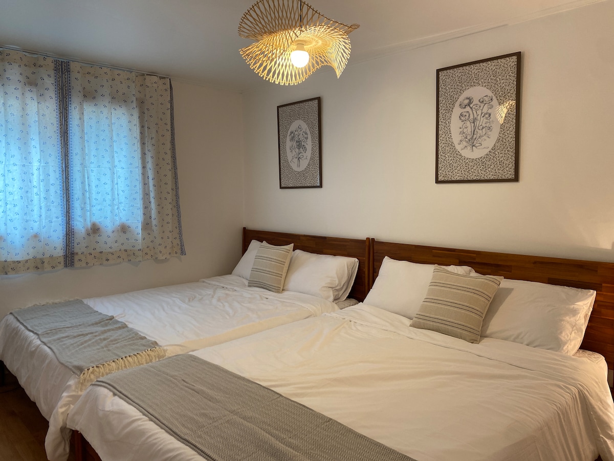 Er zijn twee ruime queensize bedden en schoon hotelbeddengoed:)
Het wordt een comfortabel bed ^ ^