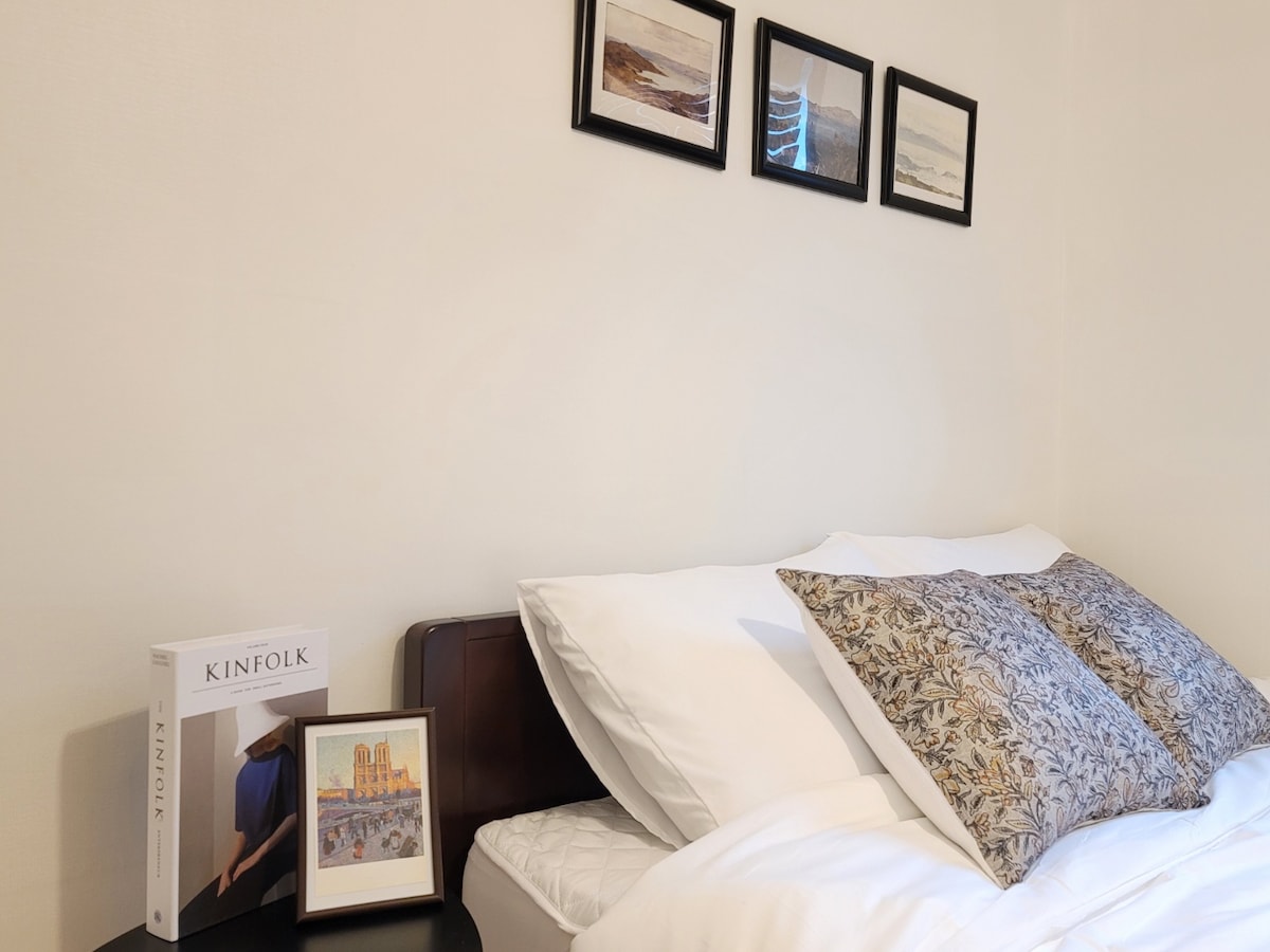 Er is een queensize bed en een eenpersoonsbed ^ ^
Ook zijn er schoon en gezellig hotel beddengoed. 

Het zal een comfortabele plek zijn om te slapen:)