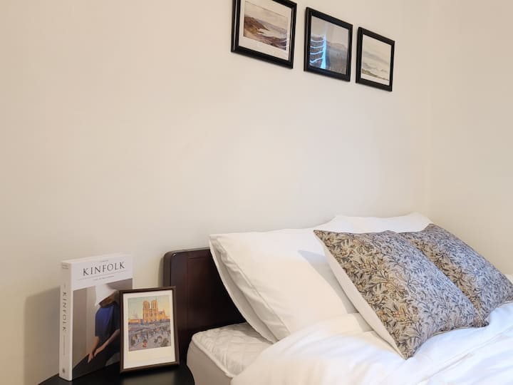 יש 1 מיטת קווין סייז ומיטת יחיד אחת ^^
יש גם מצעים נקיים ונעימים למלון. 

זה יהיה מקום נוח לישון בו:)