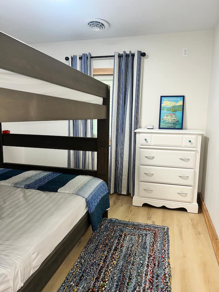 Poschodová izba má DVE manželské postele VEĽKOSTI QUEEN SIZE.   Táto izba má tiež televízor a ventilátor pre vaše pohodlie.  Jedno okno so žalúziou vytvára super tmavú spálňu pre tých, ktorí radi spia o niečo neskôr.   Perfektná izba pre deti alebo dospelých