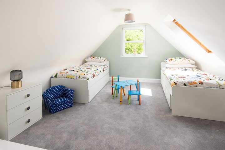 非常适合儿童、青少年或年轻人入住。 此房间可安排为两张单人床，如有需要，可提供第三张折叠床。