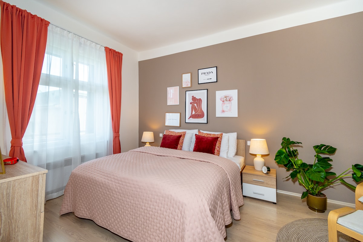 غرفة نوم لطيفة ومريحة جدًا. يحتوي على سرير مزدوج بقياس 180 × 200 سم. هناك خزانة ملابس وخزانة ملابس وكرسي بذراعين للاسترخاء. الغرفة مظللة بالستائر والمكفوفين. يمكن أن يطغى هذا تمامًا على الغرفة للحصول على ليلة نوم جيدة. 