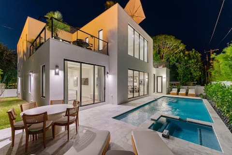 West Palm Beach Luxury | Rooftop Pool & Steam Room