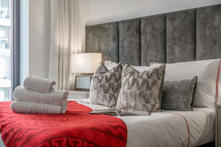 Luxury. Riverfront Retreat in London 2 Bed 2 Bath