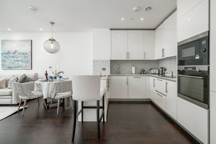 Luxury. Riverfront Retreat in London 2 Bed 2 Bath gallery image 4