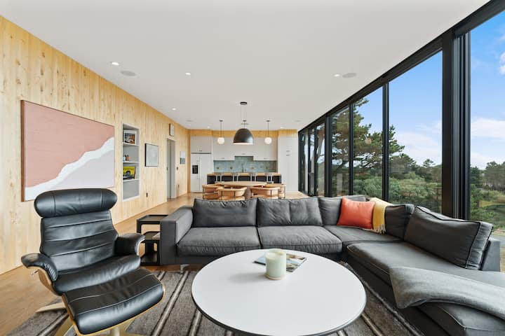 Surf Pines | Ocean Views, Fire Pit & Fireplace - Warrenton, OR