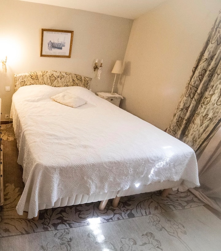 Habitación con vestidor principal, decoración elegante y cuidada, 1 cama king size, ropa de cama de lujo, vistas al jardín, tranquilidad y paz. Una intimidad con las otras habitaciones .. baño y aseo separado