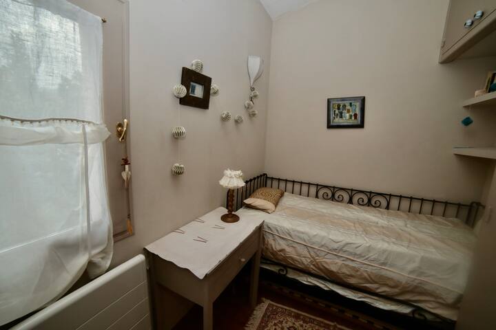 Habitación  decoración acogedora  confort,  1 cama 100X200  1  armario grande,  WC separado 