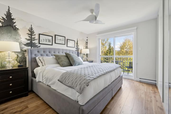 Cama tamaño king, mucho espacio para guardar ropa y hermosas vistas a la montaña con balcón privado