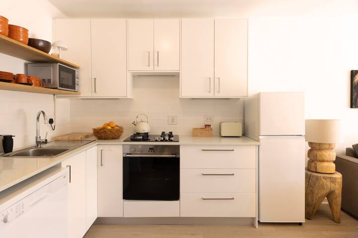 Four Peaks Hout Bay | 4-Sleeper | Balcony & Views gallery image 4