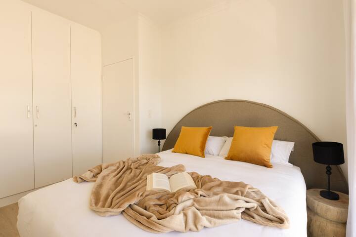 Four Peaks Hout Bay | 4-Sleeper | Balcony & Views gallery image 5