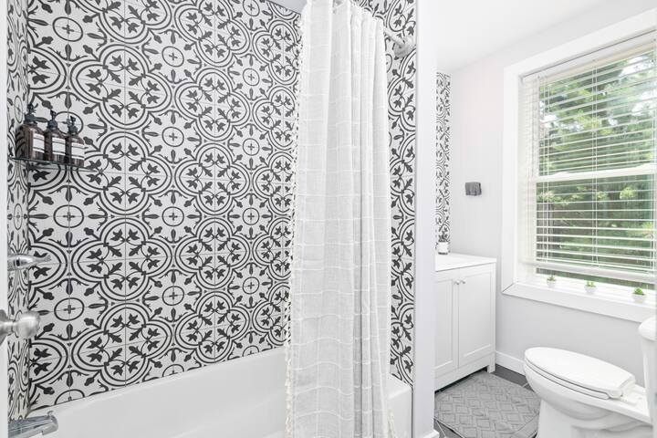 Downtown JC | 1-Min Walk to PATH | 15 Min to NYC! gallery image 5