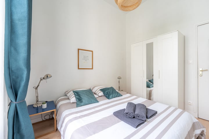 Bračni krevet s luksuznim madracem. Osigurani su ručnici i posteljina za kupanje. Krevet će biti spreman prije vašeg dolaska, a sve što trebate učiniti jest odložiti prtljagu.