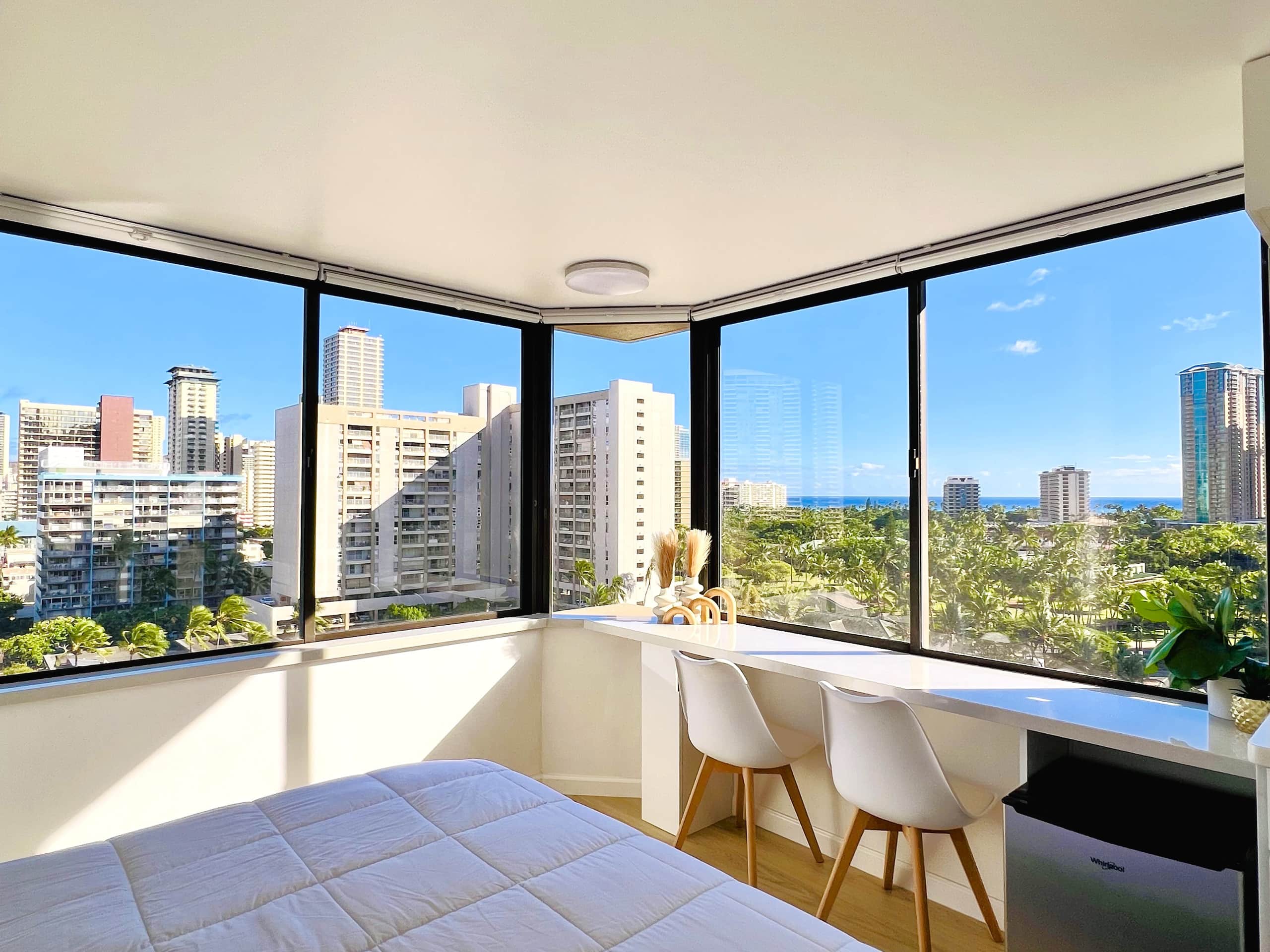 Ocean Breeze Waikiki Corner Oasis - Image 11