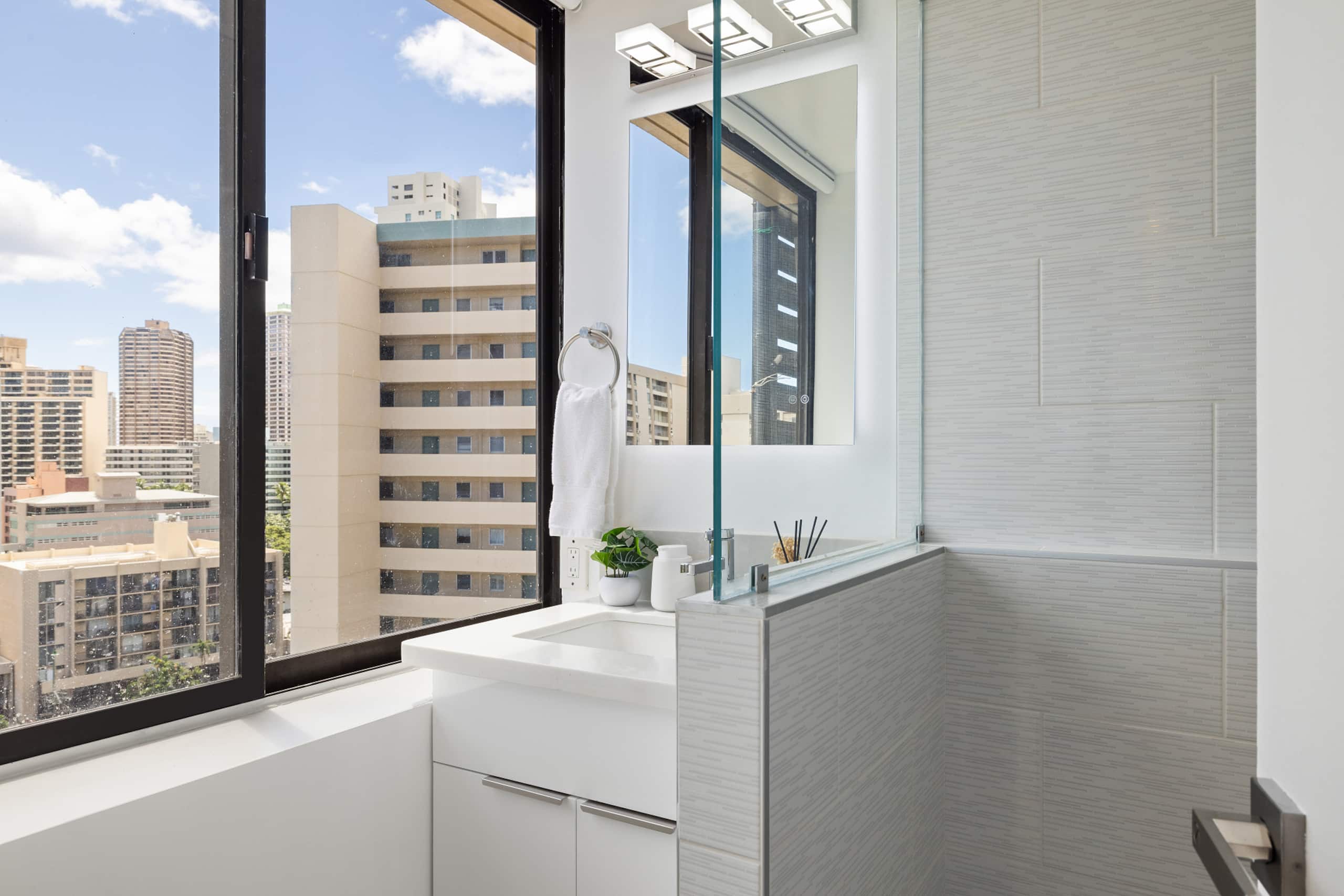 Ocean Breeze Waikiki Corner Oasis - Image 20