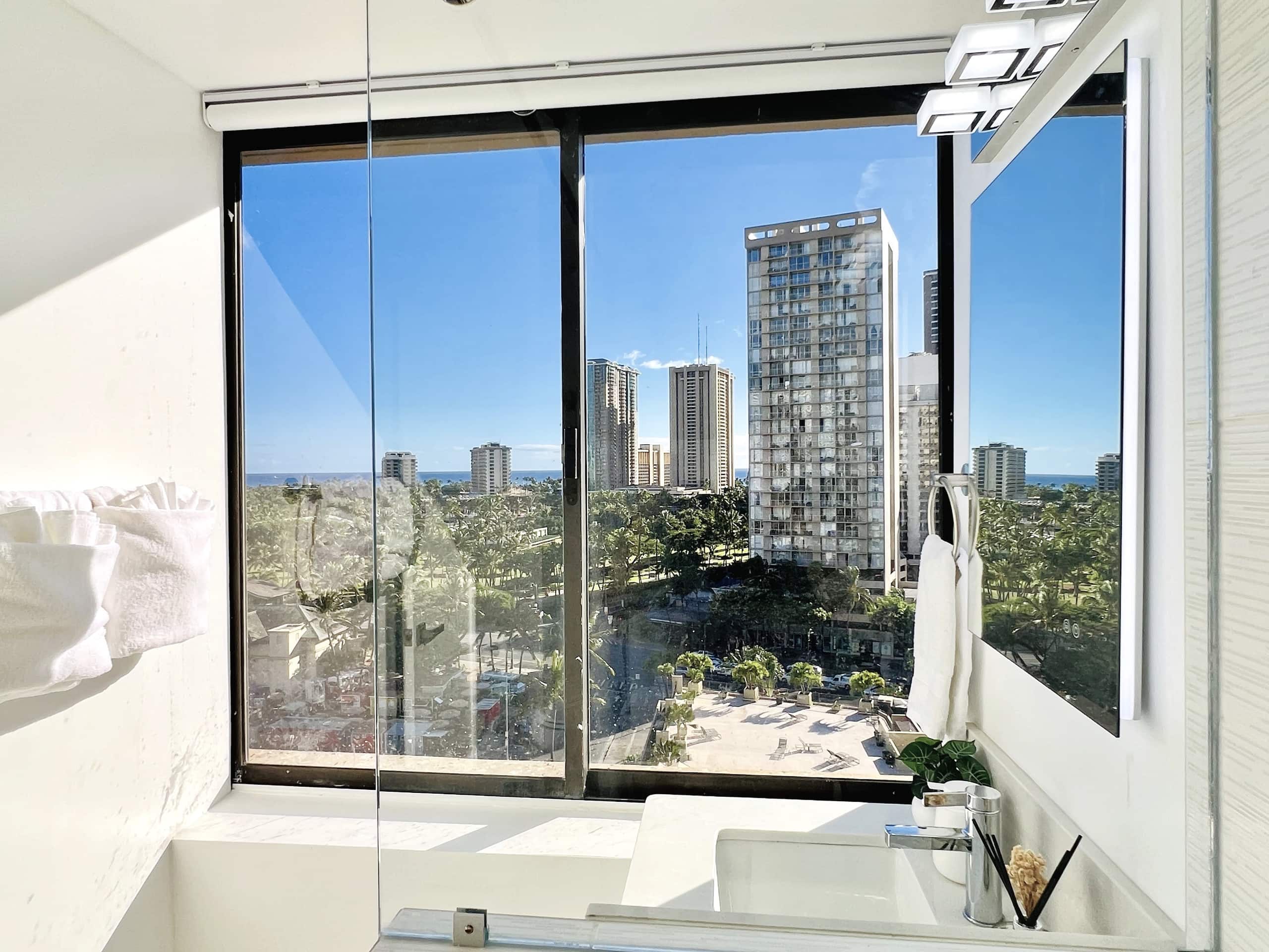 Ocean Breeze Waikiki Corner Oasis - Image 18