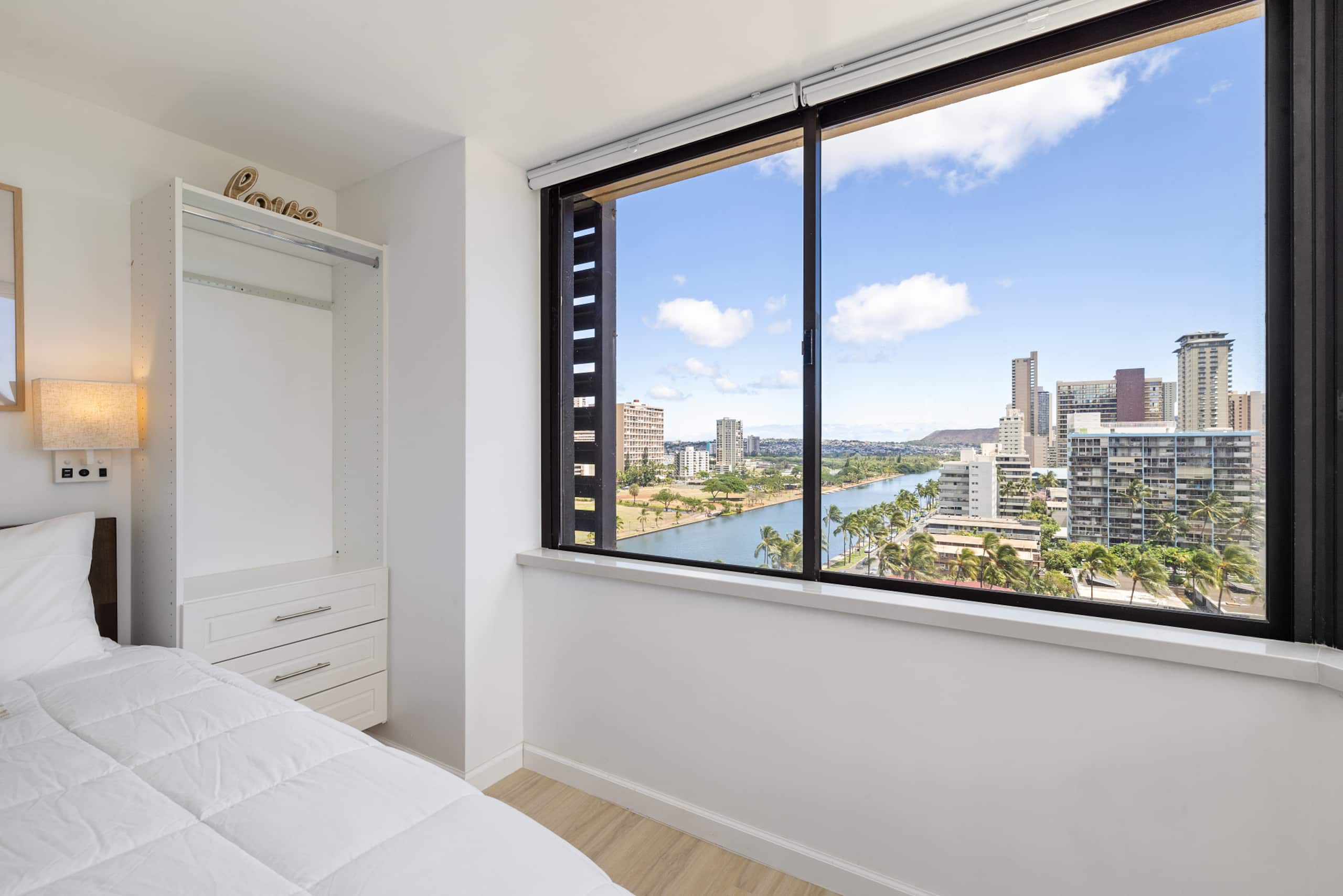 Ocean Breeze Waikiki Corner Oasis - Image 7
