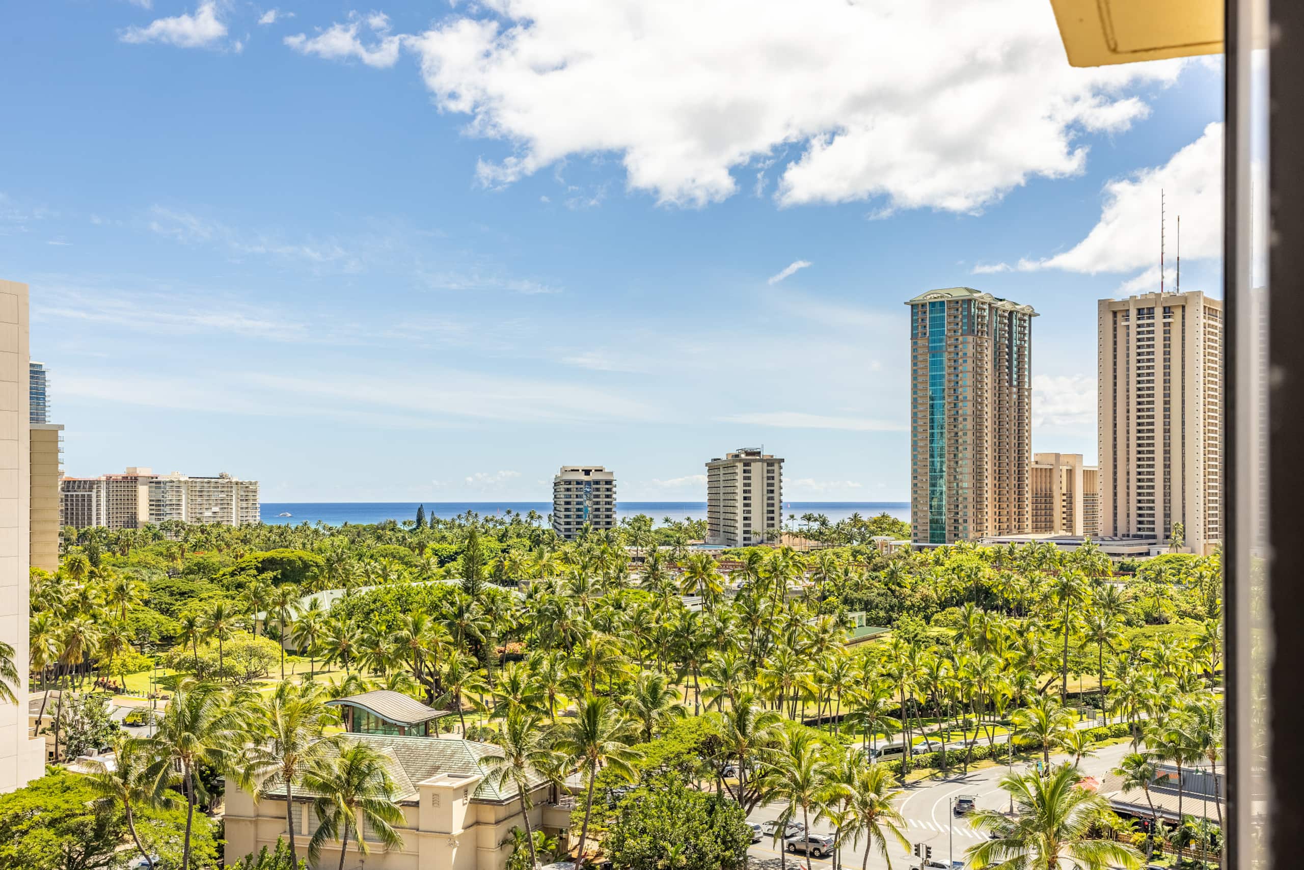 Ocean Breeze Waikiki Corner Oasis - Image 28