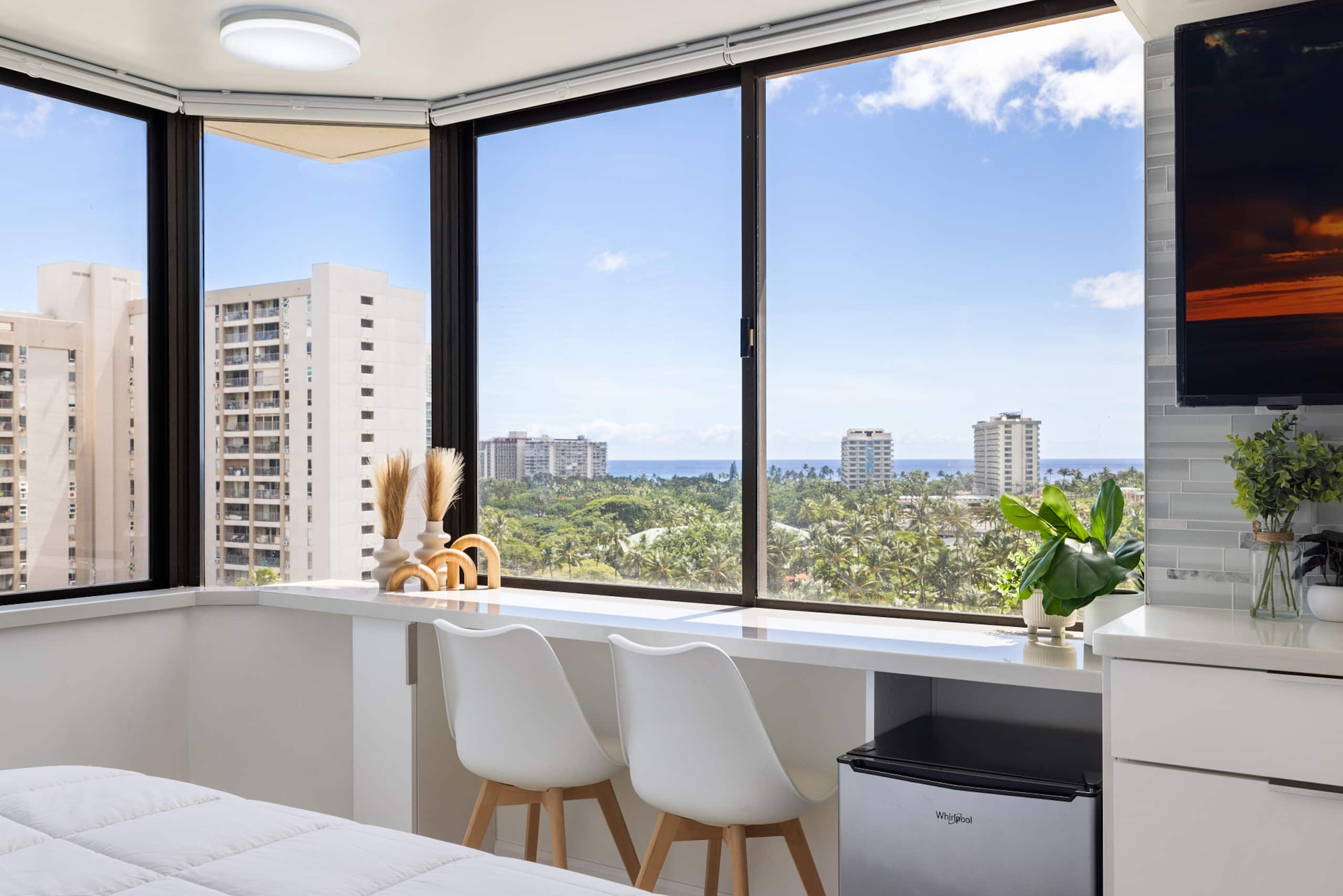 Ocean Breeze Waikiki Corner Oasis - Image 1
