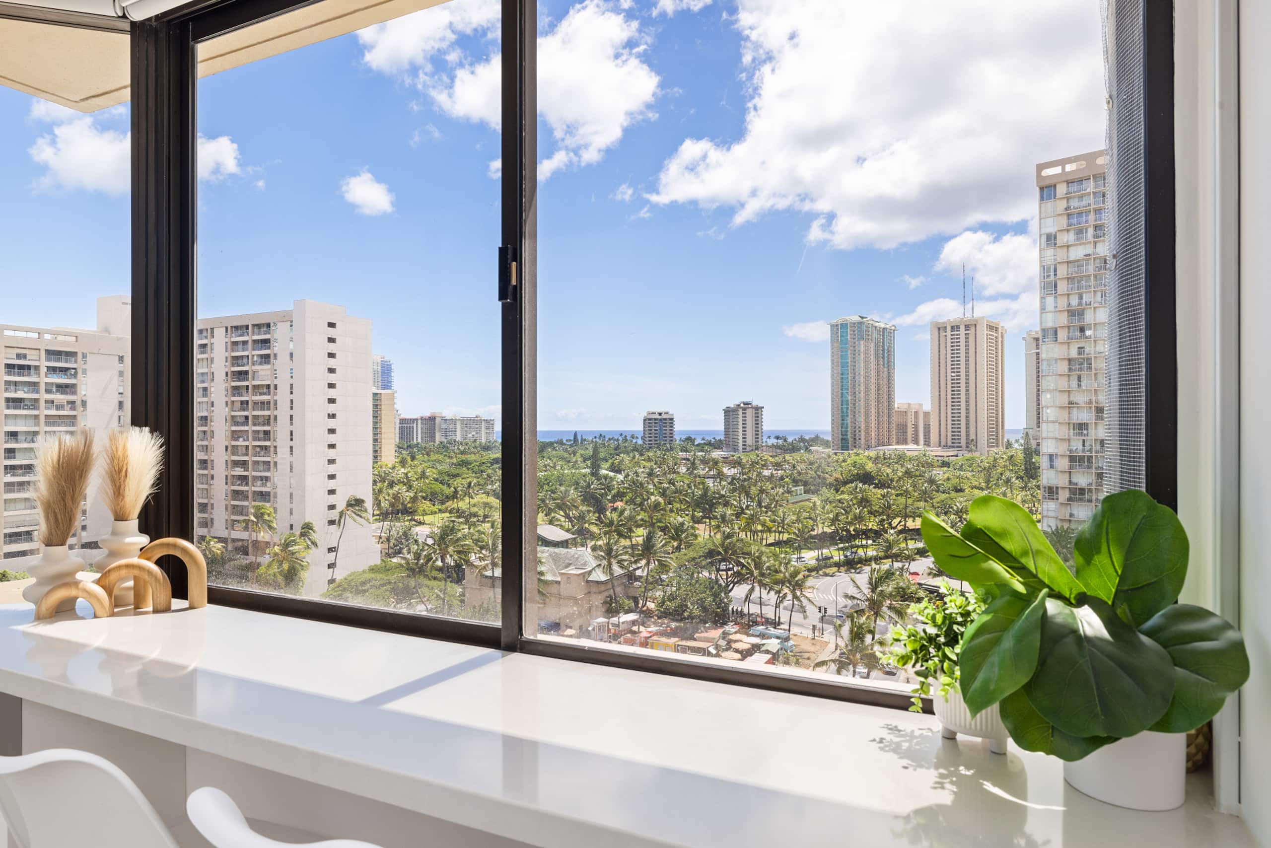 Ocean Breeze Waikiki Corner Oasis - Image 4