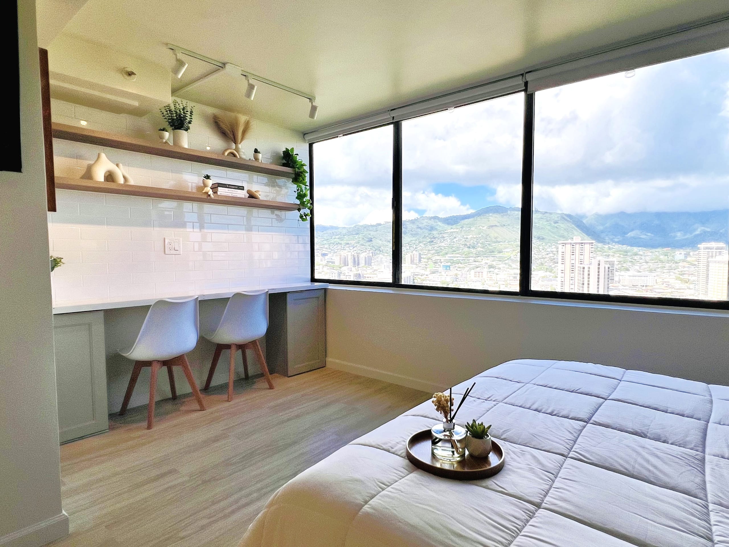 Skyline Serenity: Waikiki Mountain View Studio - Image 18