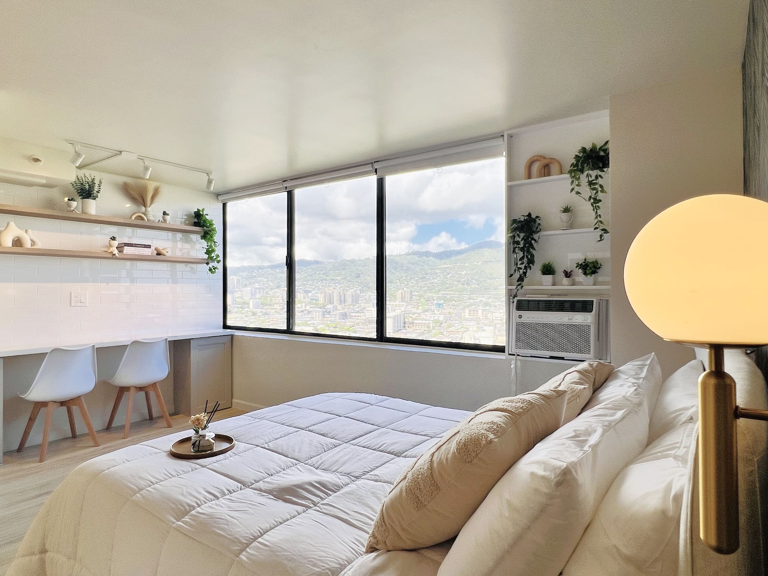 Skyline Serenity: Waikiki Mountain View Studio - Image 1