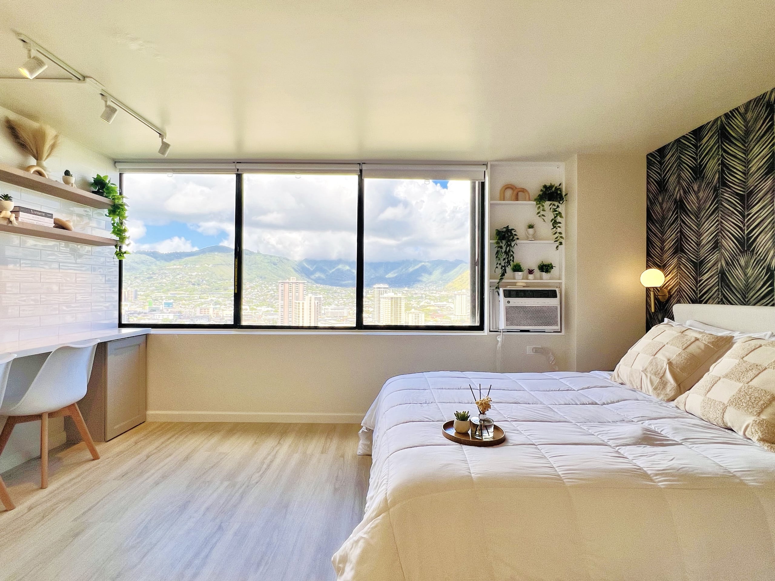 Skyline Serenity: Waikiki Mountain View Studio - Image 2