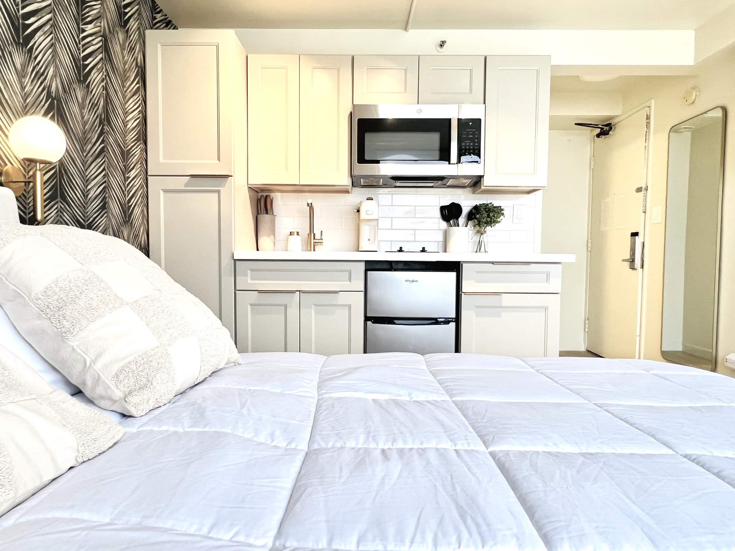 Skyline Serenity: Waikiki Mountain View Studio - Image 16