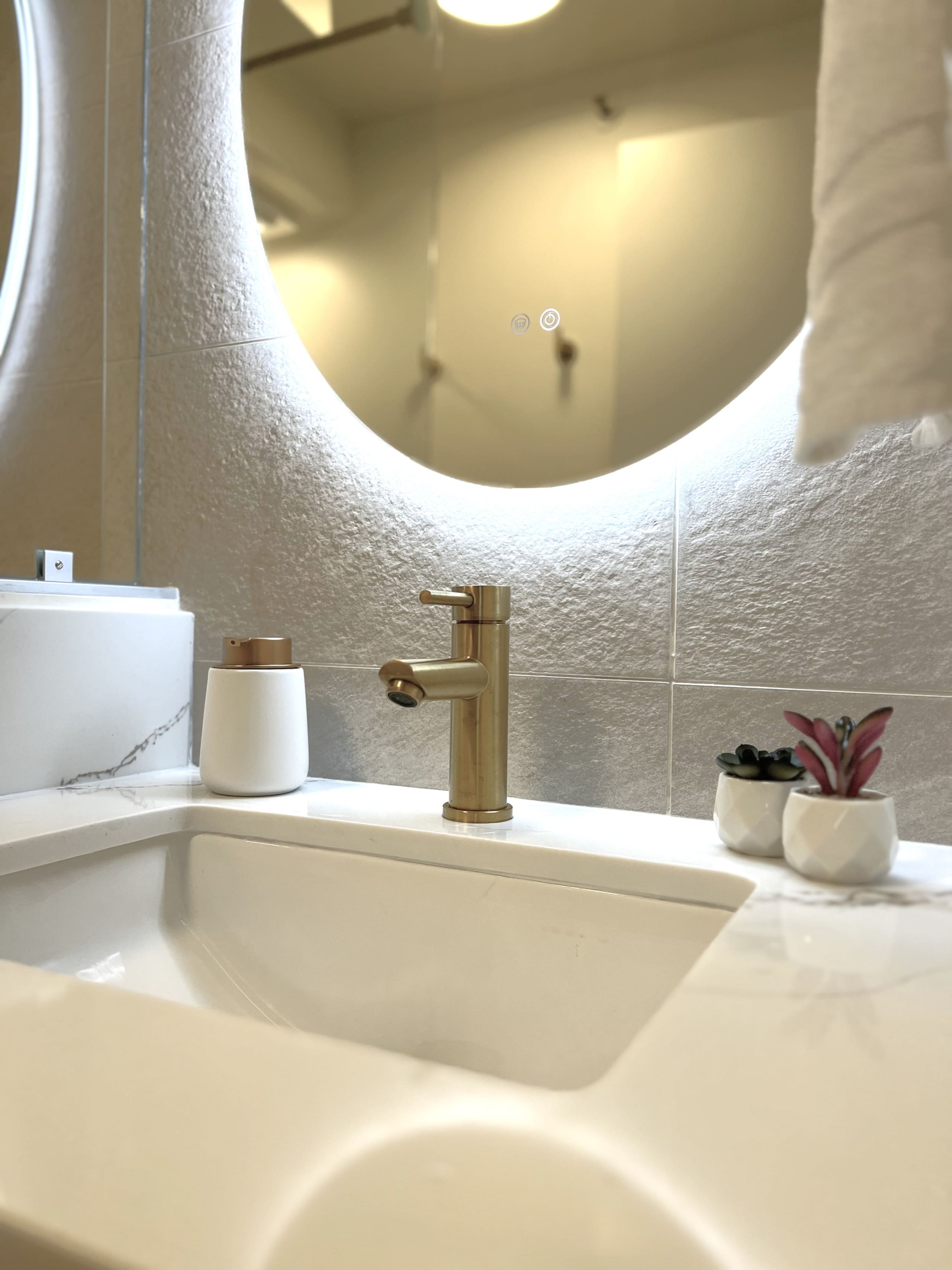 Skyline Serenity: Waikiki Mountain View Studio - Image 22