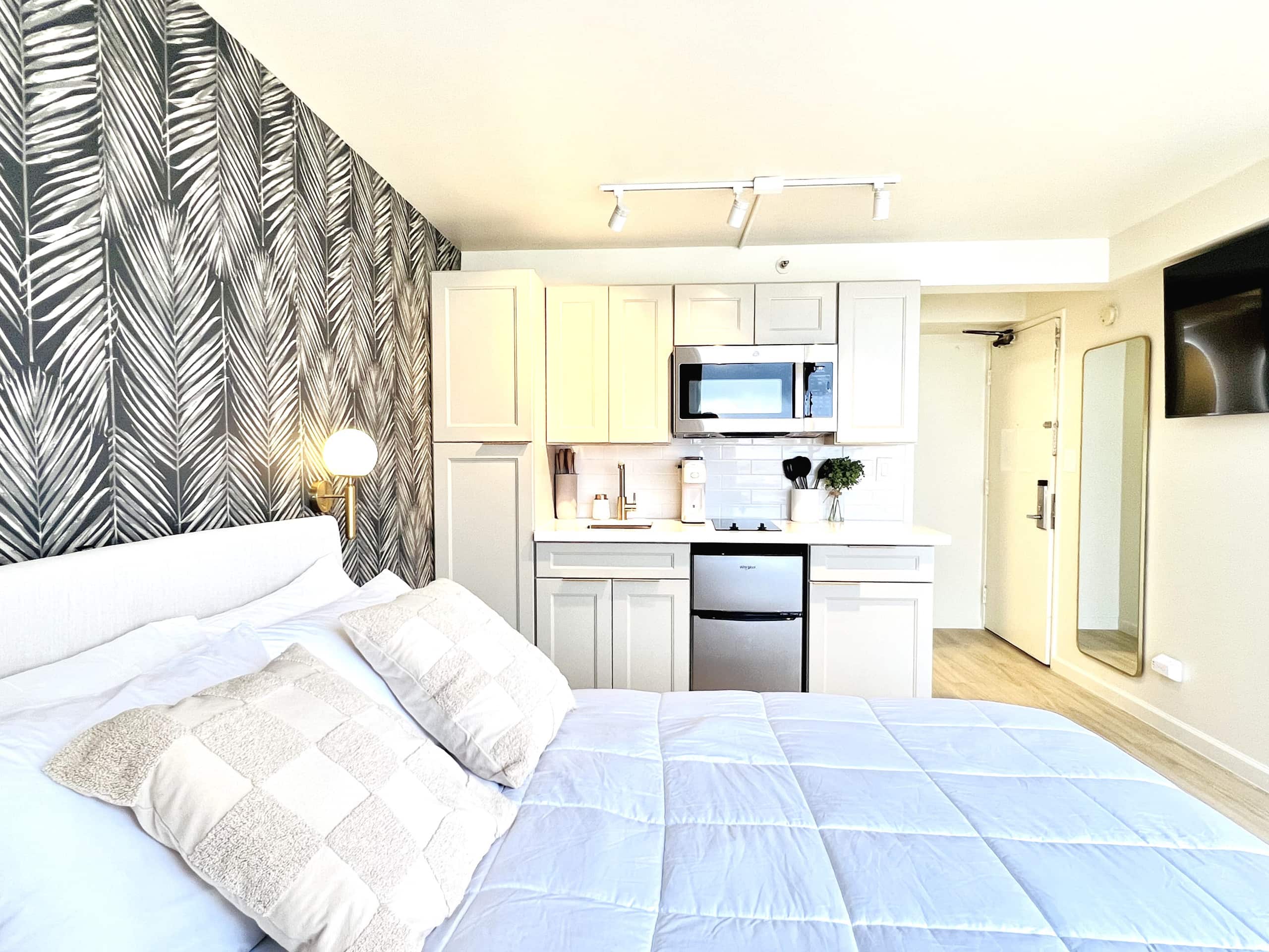 Skyline Serenity: Waikiki Mountain View Studio - Image 9