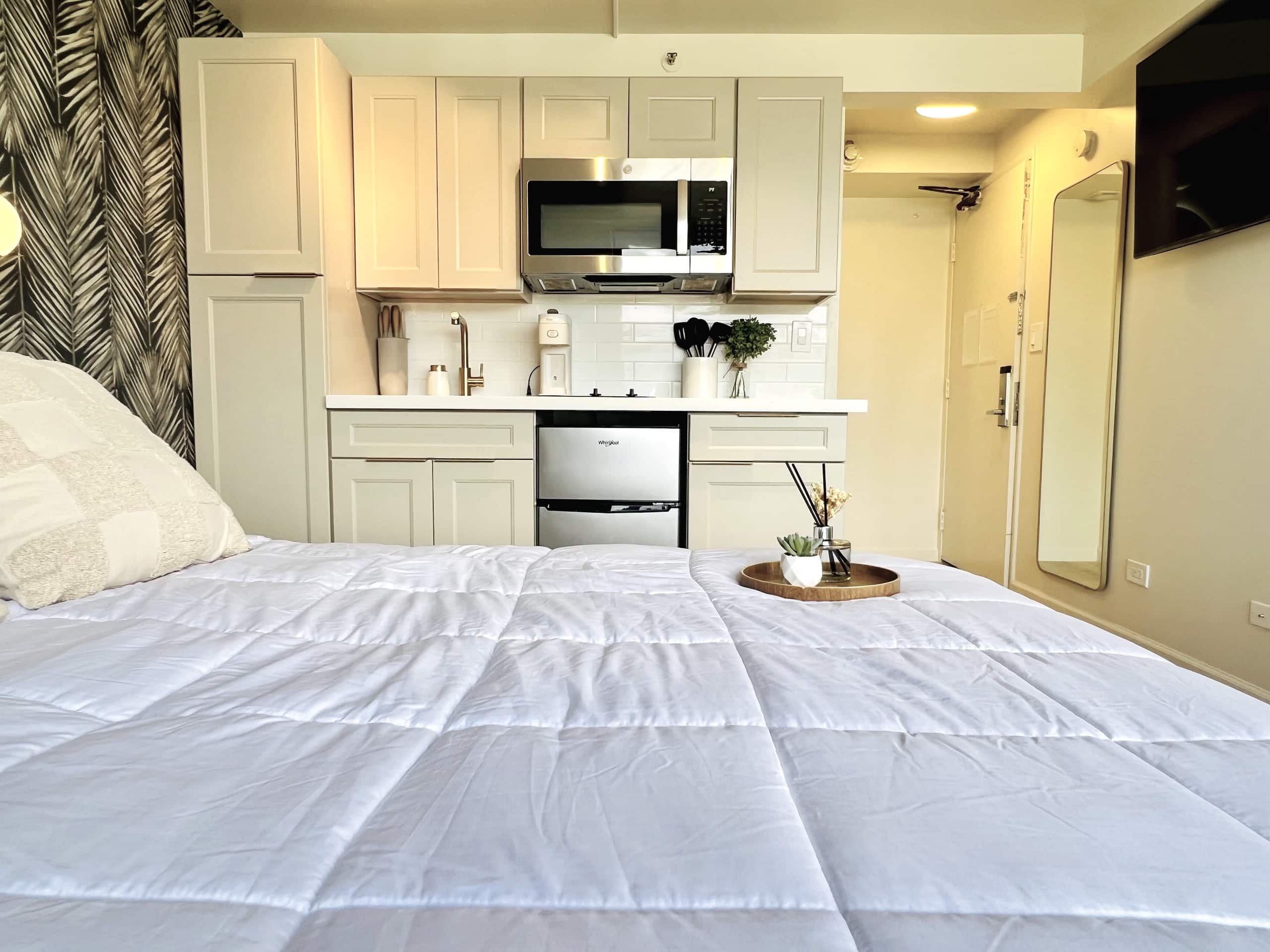 Skyline Serenity: Waikiki Mountain View Studio - Image 14