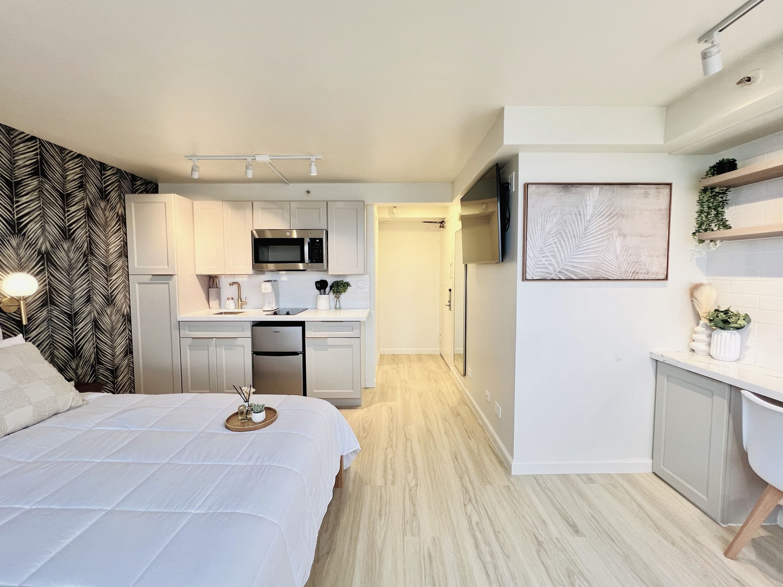 Skyline Serenity: Waikiki Mountain View Studio - Image 13