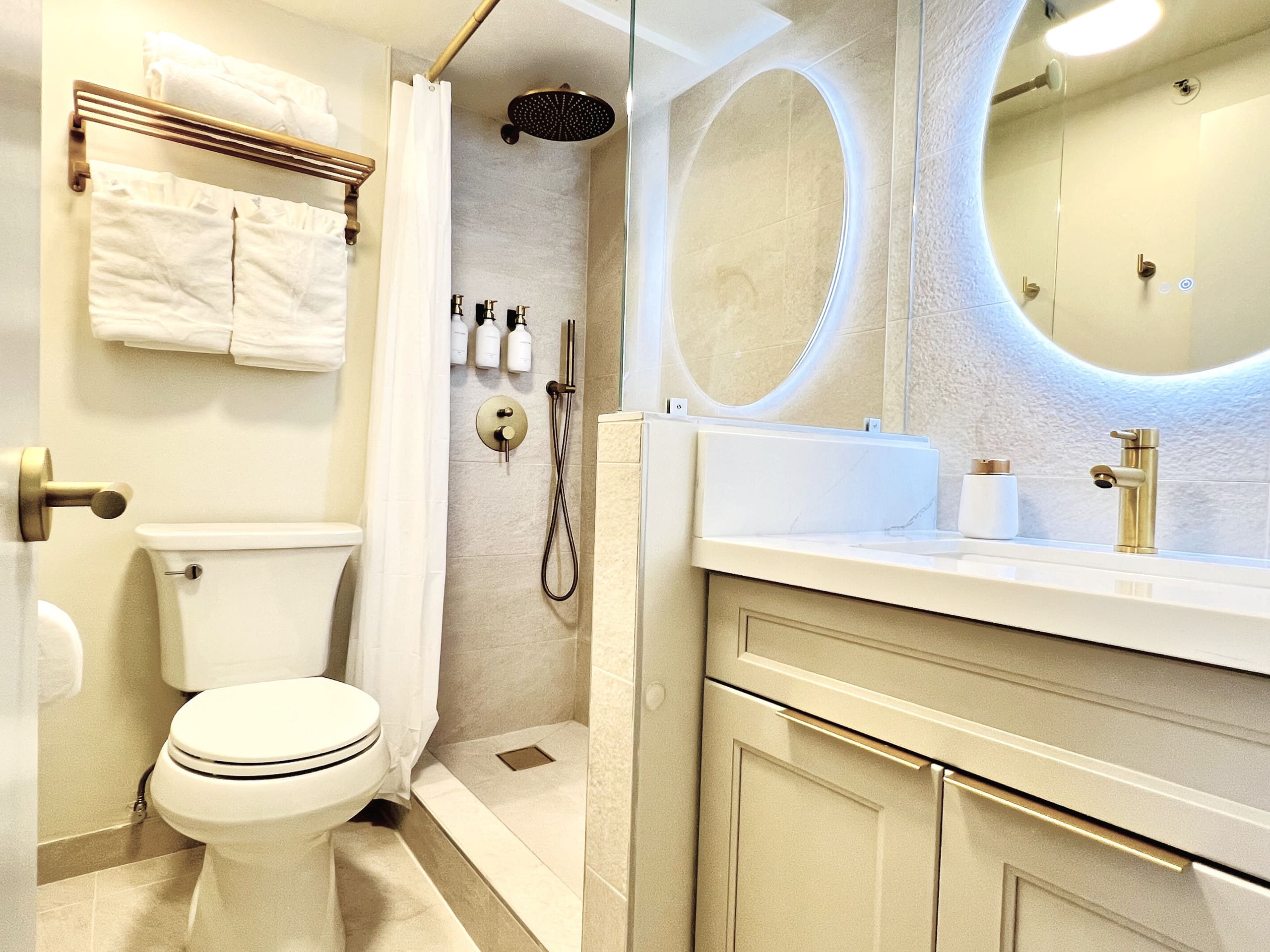 Skyline Serenity: Waikiki Mountain View Studio - Image 21