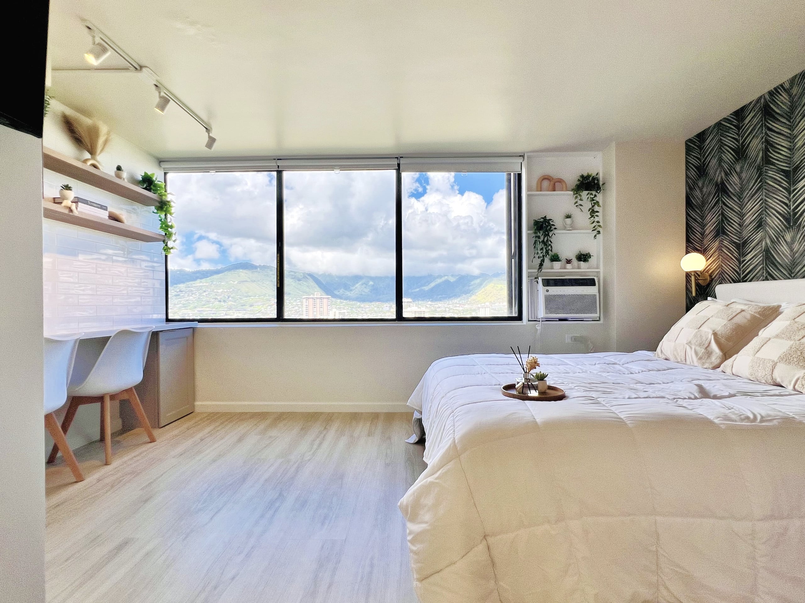 Skyline Serenity: Waikiki Mountain View Studio - Image 12