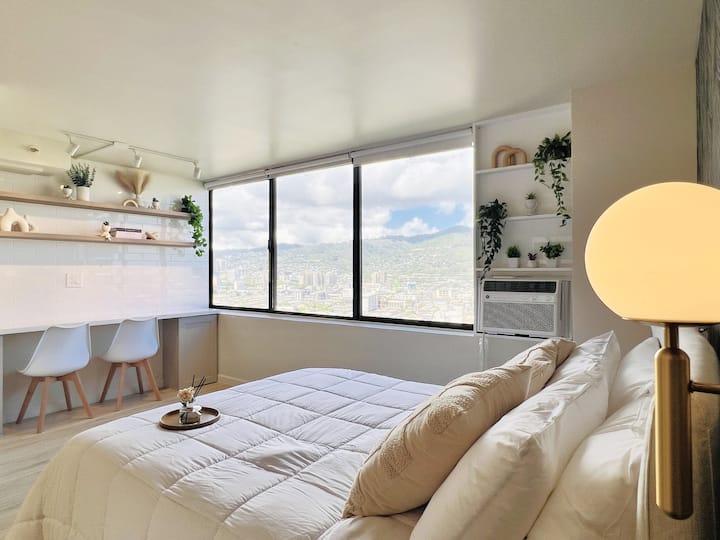 Skyline Serenity: Waikiki Mountain View Studio - Honolulu