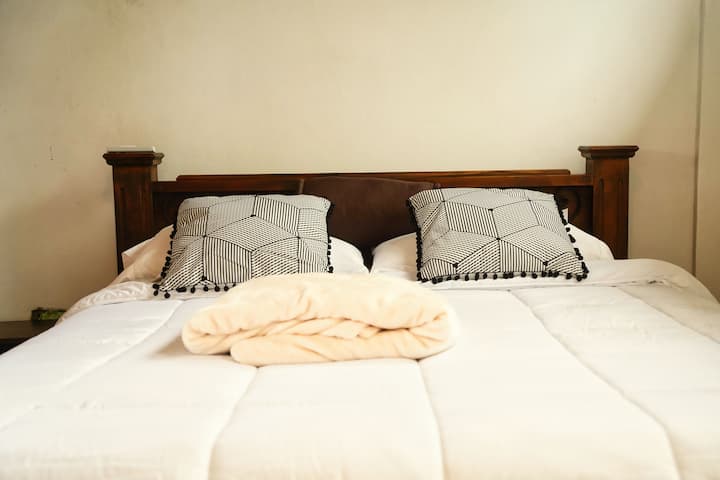 هذا سرير بحجم كبير مجهز بتكييف الهواء وستائر تعتيم.