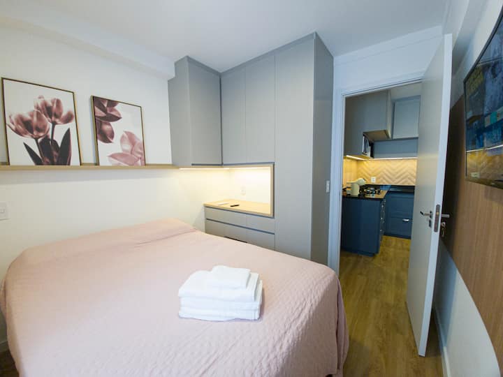 Dormitorio con cama doble (CASTOR), aire acondicionado, TV inteligente, armario con percha, cajón y portaequipajes.