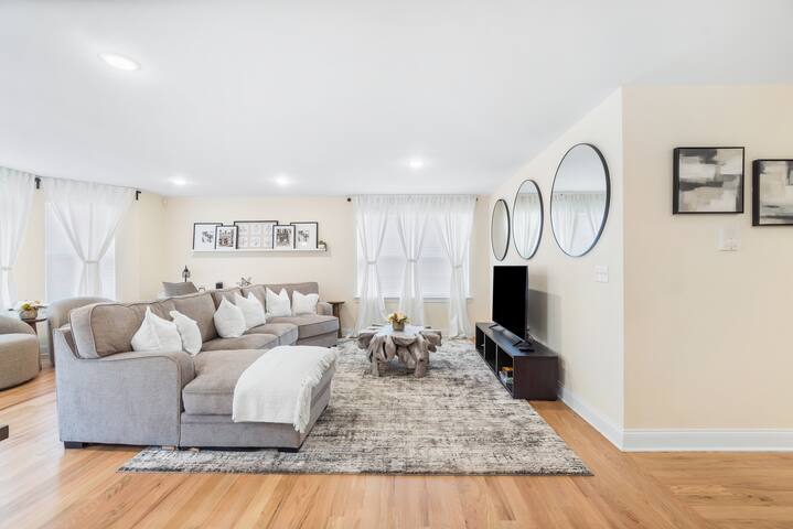 Chic New Construction Near Airport & 30mins to NYC gallery image 2