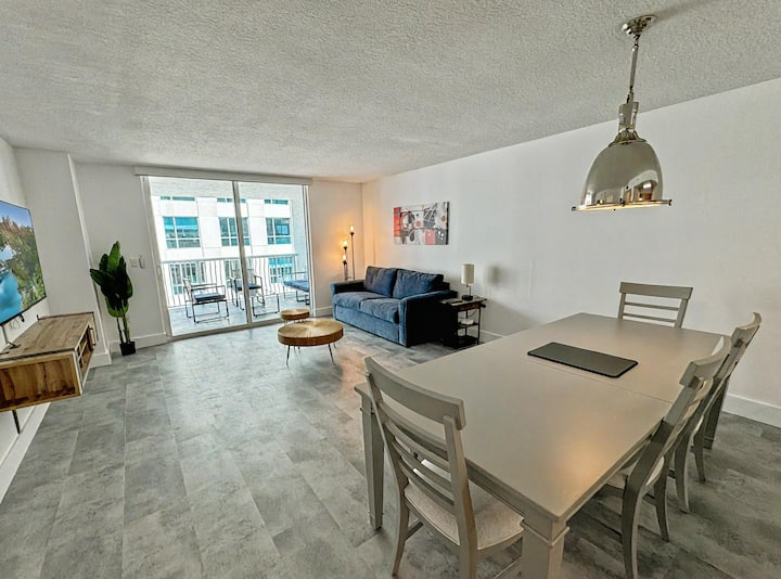 Elegant Centric Vibrant Pool Jacuzzi Free Parking - Miami, FL