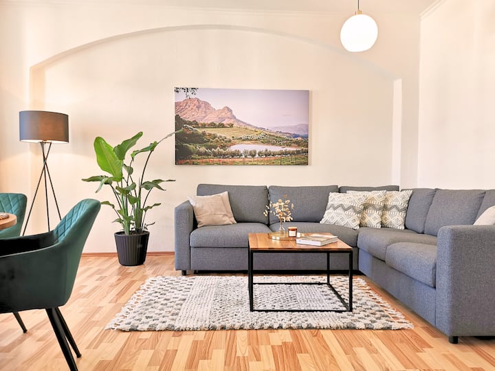 Fynbos Old Town apartment with loggia & parking