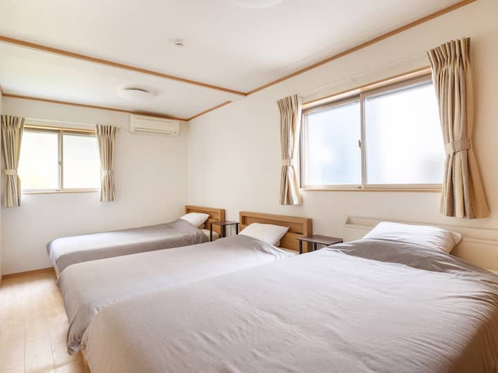 ・【トリプルルーム】セミダブルベッド3台を設置した広い寝室です