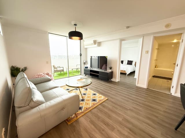 3BR Apartment Next to Westfield