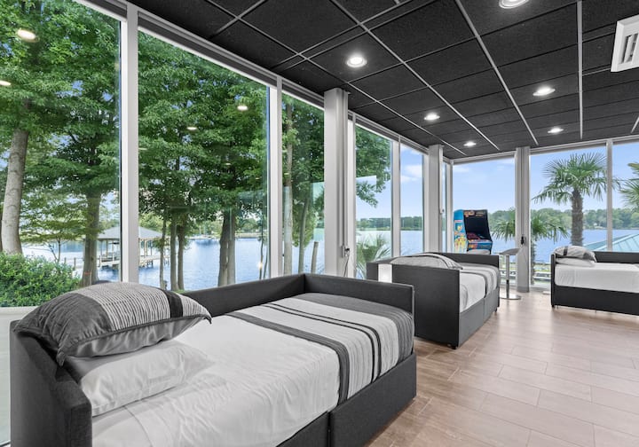 Чотири дуже довгі близнюки розташовані в ігровій кімнаті для додаткового сну 