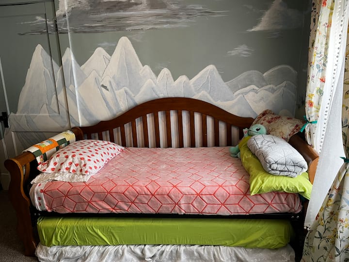 Izba Four Seasons: 3. poschodie s hlavnou izbou (Izba Sunrise) a kúpeľňou. Táto izba má dve oddelené alebo spojené manželské postele alebo jednu manželskú posteľ. Požiadajte o preferenciu pri rezervácii. Pripojená herňa s hračkami pre malé deti s prístupom na požiadanie pri rezervácii. Žiadna TV