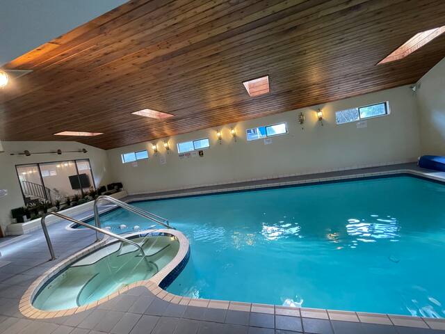 Amazing Pool Home – Free Parking gallery image 2