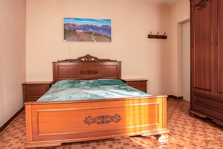 Двокреветната соба со брава, на првиот кат, нуди брачен кревет (160x190 см), фен за коса, ноќни штандови, стол, удобен плакар и инфрацрвено греење контролирано од дигитален термостат.