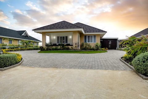 Gated, Wi-Fi, AC,TV, Kitchen, Parking, 24 hr Sec