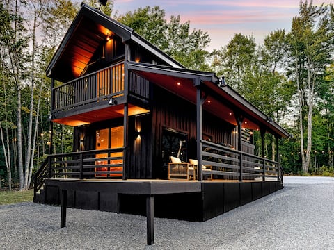 Luxe romantic chalet sauna + hot tub