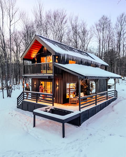 Romantic luxe chalet · sauna + hot tub